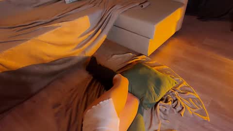 JASMINE   usually going live about 2 am UTC  online show from 03-18-26, 03:42