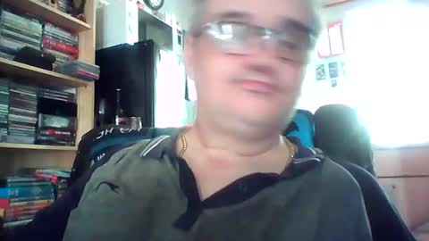 Snapshot of chatubatelee555 chatting on 06-15-26, 02:19 lee online show from 06-15-26, 02:19