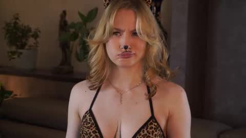 LorenLinda online show from 10-18-25, 04:15