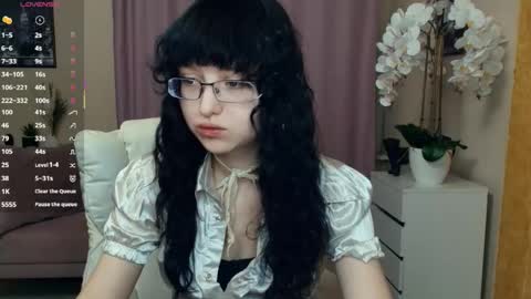 Snapshot of cherrylanding chatting on 05-10-26, 07:52 Isabel online show from 05-10-26, 07:52