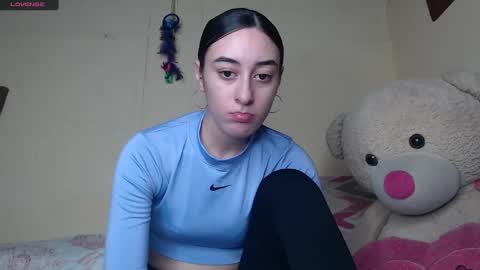 Snapshot of chloe_vahos chatting on 01-08-25, 08:50 Chloe online show from 01-08-25, 08:50