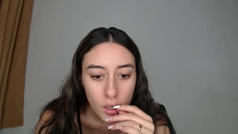 Snapshot of chloe_vahos chatting on 09-19-25, 10:21 Chloe online show from 09-19-25, 10:21