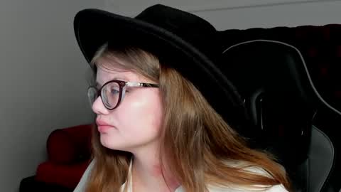 ChloeHalses online show from 04-19-26, 05:01