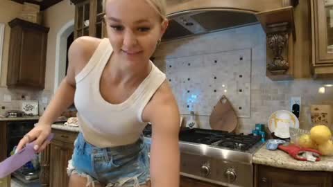 Snapshot of chloexbabe chatting on 07-12-26, 04:47 Chloe Babe online show from 07-12-26, 04:47