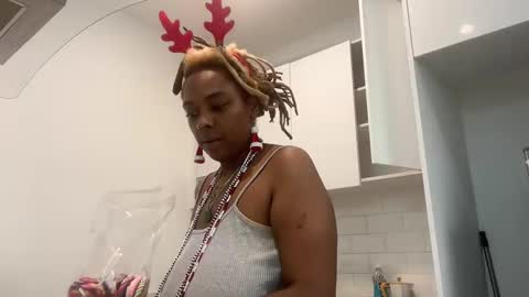 Snapshot of chocolatecakequeen chatting on 12-11-24, 03:45 ChocolateCakeQueen online show from 12-11-24, 03:45
