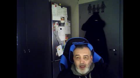 Snapshot of chris250268 chatting on 11-08-25, 12:38 Chris online show from 11-08-25, 12:38