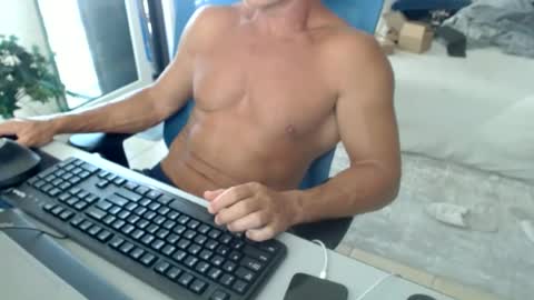 Snapshot of christiano1977 chatting on 06-19-26, 04:33 Michael USA online show from 06-19-26, 04:33