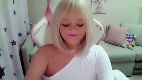 Snapshot of christirose chatting on 01-19-25, 01:12 Christi online show from 01-19-25, 01:12