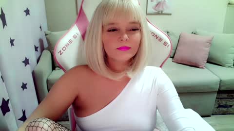 Snapshot of christirose chatting on 02-08-25, 08:09 Christi online show from 02-08-25, 08:09