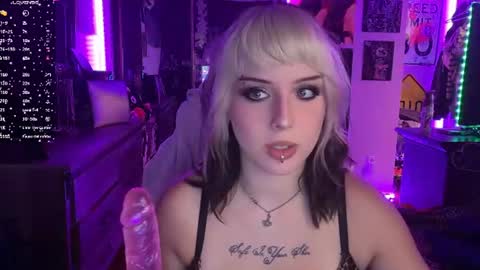 Snapshot of chromeheartzz chatting on 06-11-26, 03:26 chromeheartzz online show from 06-11-26, 03:26