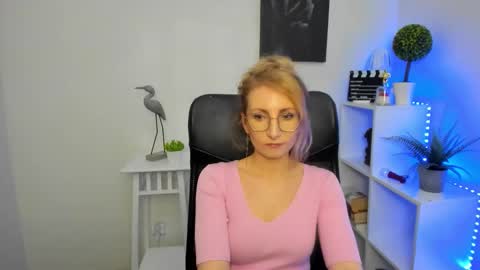 Snapshot of cinderellamoon chatting on 02-17-26, 06:32 Cinderella online show from 02-17-26, 06:32