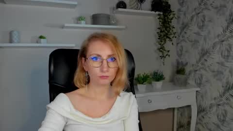 Snapshot of cinderellamoon chatting on 02-19-26, 06:31 Cinderella online show from 02-19-26, 06:31