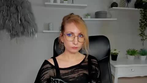 Snapshot of cinderellamoon chatting on 02-24-26, 06:55 Cinderella online show from 02-24-26, 06:55