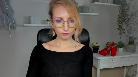 Snapshot of cinderellamoon chatting on 02-26-26, 06:34 Cinderella online show from 02-26-26, 06:34