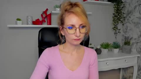 Snapshot of cinderellamoon chatting on 03-04-26, 06:30 Cinderella online show from 03-04-26, 06:30