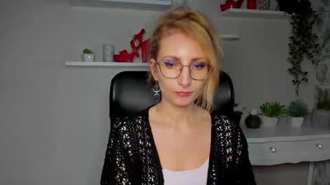 Snapshot of cinderellamoon chatting on 03-05-26, 06:31 Cinderella online show from 03-05-26, 06:31