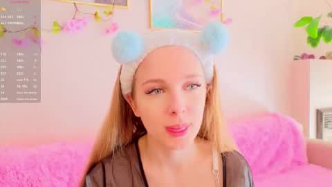 Snapshot of cindyreming01 chatting on 09-17-25, 06:48 indy online show from 09-17-25, 06:48