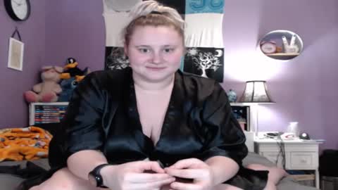 Snapshot of cinnaburwood chatting on 11-11-25, 10:04 Cinna online show from 11-11-25, 10:04