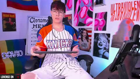 David     Independent Model online show from 12-23-24, 05:17