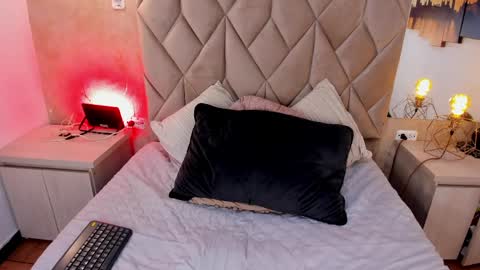 Snapshot of cinthia_cortes chatting on 04-28-26, 02:27 Laura online show from 04-28-26, 02:27
