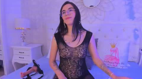 Snapshot of clarisse28 chatting on 09-27-25, 07:52 Mistress Clarisse online show from 09-27-25, 07:52