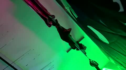 Snapshot of clarkshammer95 chatting on 10-27-25, 04:16 clarkshammer95 online show from 10-27-25, 04:16