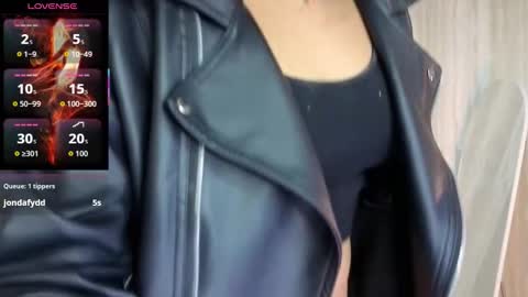 Snapshot of clementine_t chatting on 10-17-25, 01:14 Clementine online show from 10-17-25, 01:14