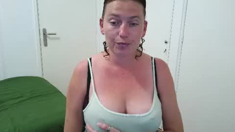 Snapshot of clittytastic chatting on 07-26-26, 02:46 Syl online show from 07-26-26, 02:46