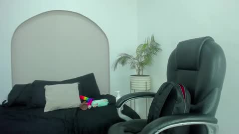 Cloe  online show from 12-15-25, 02:43