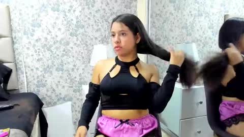 Snapshot of clohebell chatting on 12-22-25, 03:47 Clohe the wonder online show from 12-22-25, 03:47