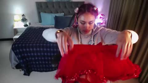 Snapshot of clown_face chatting on 12-24-24, 03:38 emely dolce online show from 12-24-24, 03:38