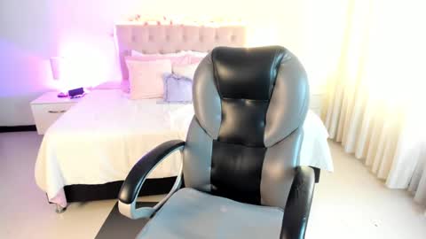 Snapshot of clown_face chatting on 09-28-25, 03:28 emely dolce online show from 09-28-25, 03:28