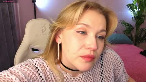 Collen Mon Tue Wed Thu Fri GMT 3 0300am - 0900am  online show from 04-21-26, 05:17