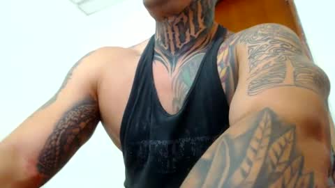 Snapshot of colombian_monster_cock chatting on 02-11-25, 06:11 camilo online show from 02-11-25, 06:11