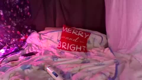 Snapshot of cookiebrookie6998 chatting on 12-27-24, 10:34 MommyB69 online show from 12-27-24, 10:34