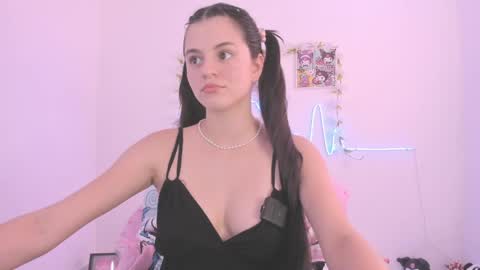 Coraline uwu     Bienvenidos al dulce mundo de Coraline    Hola amores soy Coraline  Una chica  tierna juguetona online show from 05-28-26, 04:26