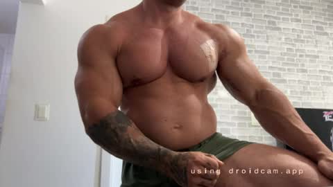 Snapshot of couplemuscle40 chatting on 05-12-26, 02:25 couplemuscle40 online show from 05-12-26, 02:25