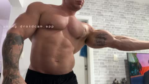 Snapshot of couplemuscle40 chatting on 05-26-26, 04:47 couplemuscle40 online show from 05-26-26, 04:47