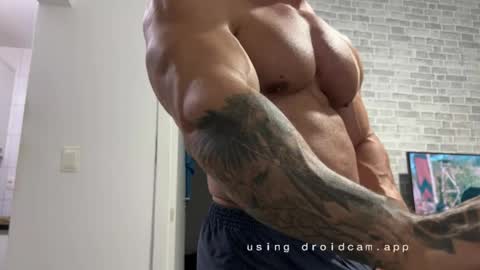 Snapshot of couplemuscle40 chatting on 05-30-26, 11:35 couplemuscle40 online show from 05-30-26, 11:35
