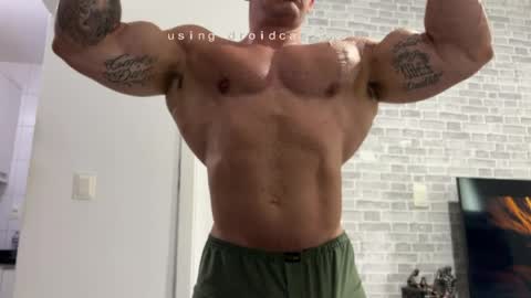 Snapshot of couplemuscle40 chatting on 06-02-26, 02:41 couplemuscle40 online show from 06-02-26, 02:41