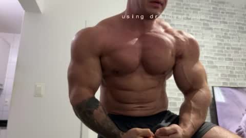 Snapshot of couplemuscle40 chatting on 06-08-26, 01:44 couplemuscle40 online show from 06-08-26, 01:44