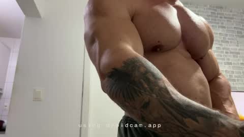 Snapshot of couplemuscle40 chatting on 06-09-26, 01:23 couplemuscle40 online show from 06-09-26, 01:23