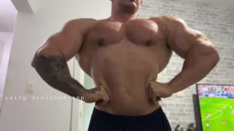 Snapshot of couplemuscle40 chatting on 06-22-26, 06:27 couplemuscle40 online show from 06-22-26, 06:27