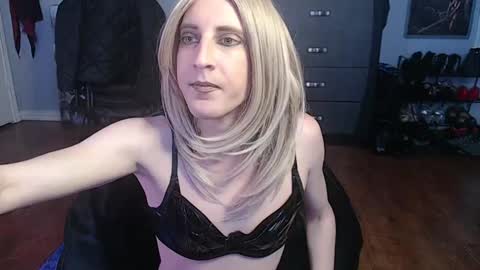 Snapshot of creamy_lust chatting on 02-26-25, 03:42 Sylvia online show from 02-26-25, 03:42