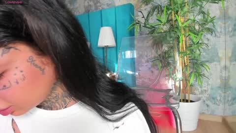 Snapshot of creamyinkk chatting on 05-25-26, 05:02 Sophie online show from 05-25-26, 05:02