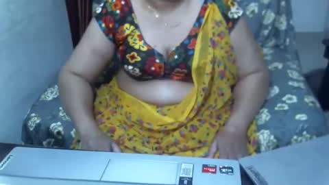 Snapshot of crezybhabihot chatting on 01-12-25, 09:08 Sonika69 online show from 01-12-25, 09:08
