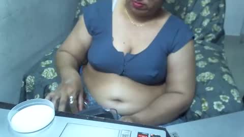 Snapshot of crezybhabihot chatting on 03-12-25, 11:22 Sonika69 online show from 03-12-25, 11:22