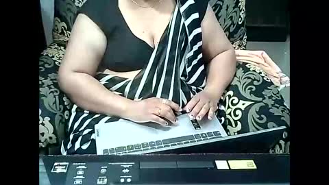 Snapshot of crezybhabihot chatting on 09-25-25, 01:04 Sonika69 online show from 09-25-25, 01:04