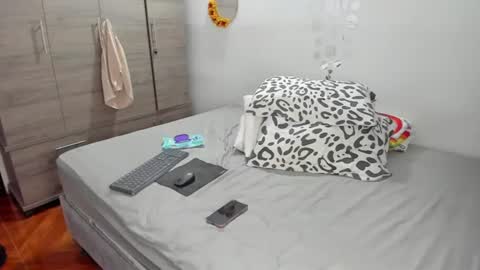 criistal_0 online show from 07-08-26, 03:11