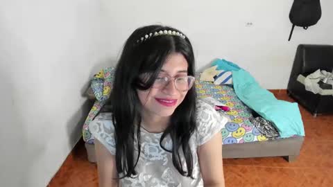 Snapshot of cristal_g19 chatting on 01-12-25, 06:28 online show from 01-12-25, 06:28